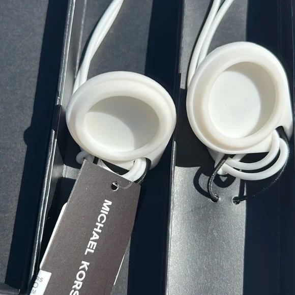 🔥low start🔥Michael Kors NWT in the Box white silicon Air Tags cover - Picture 5 of 7